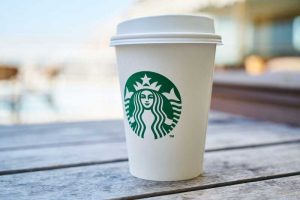 Starbucks untersagt Mehrwegbecher aufgrund des Coronavirus