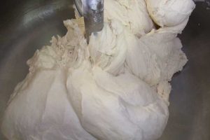 Kneter sind für den ersten Schritt der Backwarenproduktion – die Teigbereitung – unerlässliche Helfer.
