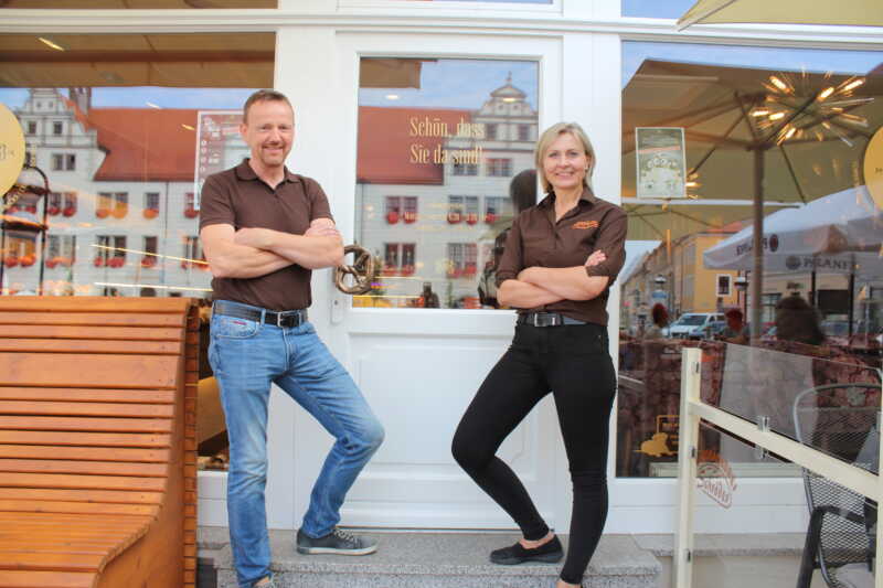 Heiko und Annett Schröder vor Ihrem Café in Torgau.
