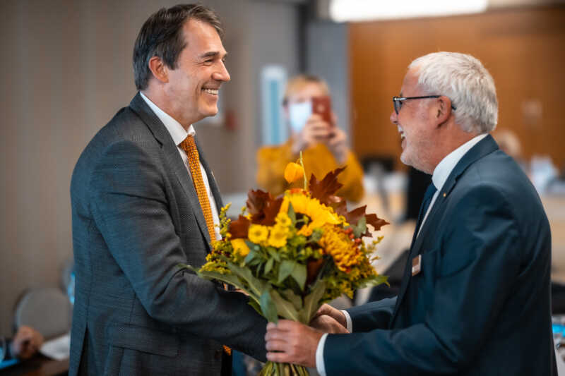 Bäckerpräsident Michael Wippler gratuliert Heinrich Traublinger zur Wahl ins Präsidium des Zentralverbandes.