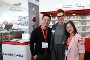 Lieber Besuch am INGER Stand: Die Preisträger des Trond Patzphal Young Artisan Award mit Verlegerin Monika Kordhanke (Mitte). Rechts