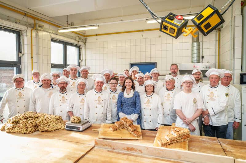 Tonnenschwerer Riesenstollen für Dresdner Stollenfest gebacken