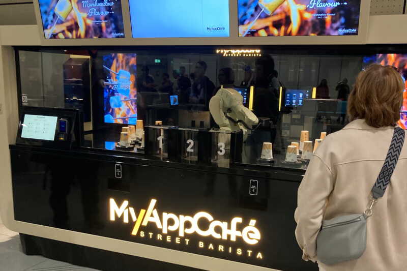 Roboter zapft Kaffee