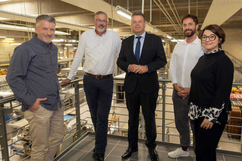 Vereinbarkeit von Beruf und Pflege: Staatssekretär Heidmeier besucht Bäckerei Evertzberg
